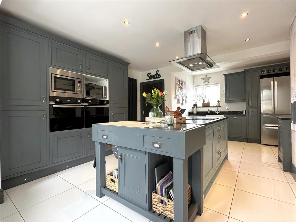 Spacious Modern Kitchen 268