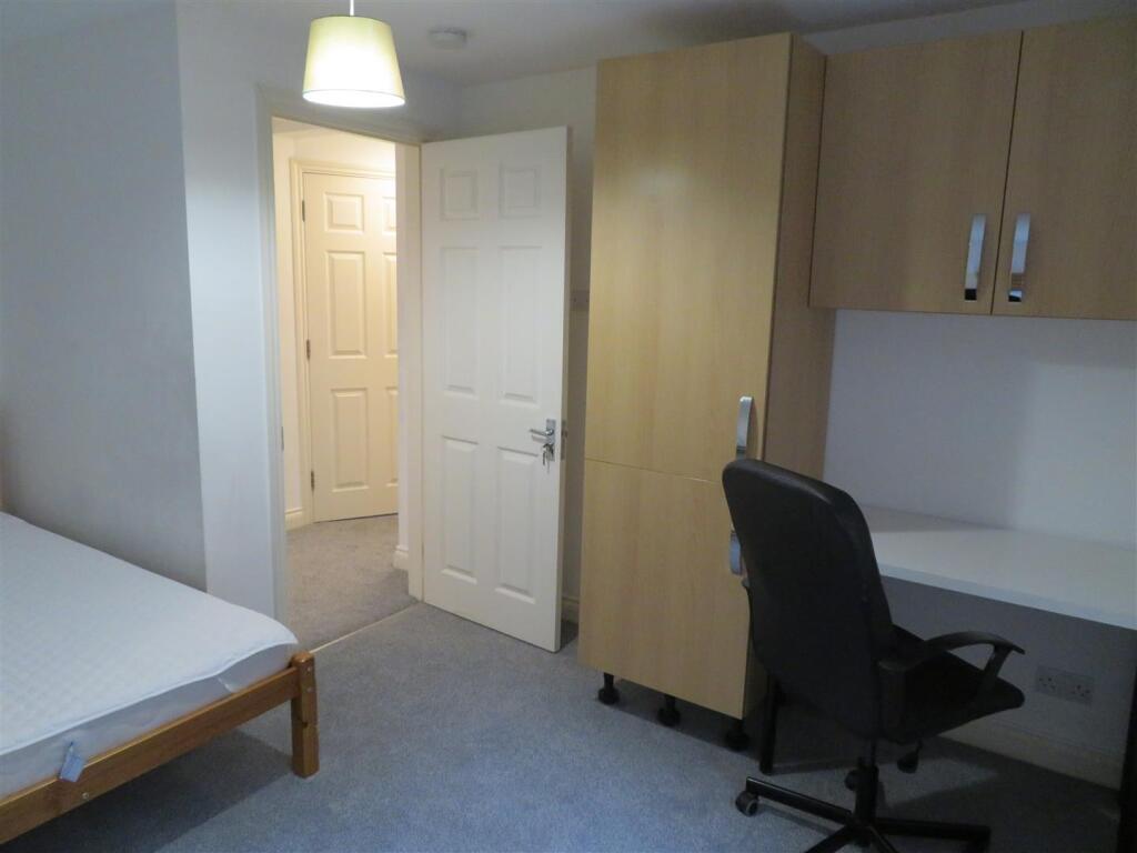 89B Cottage Room 2 (2).JPG