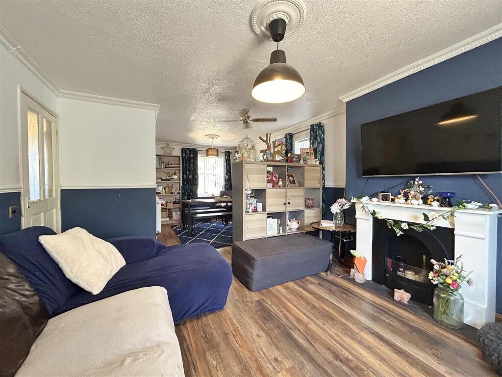 Lounge &amp; Dining Room
