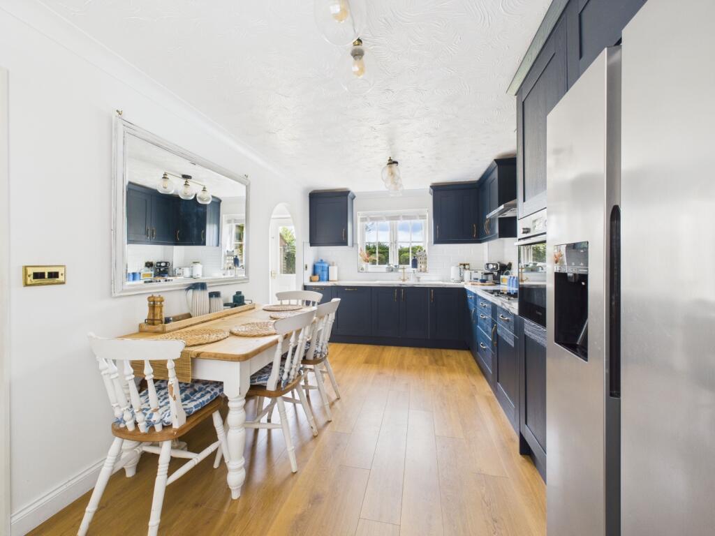 6. CAM04922G0-PR0014-STILL008