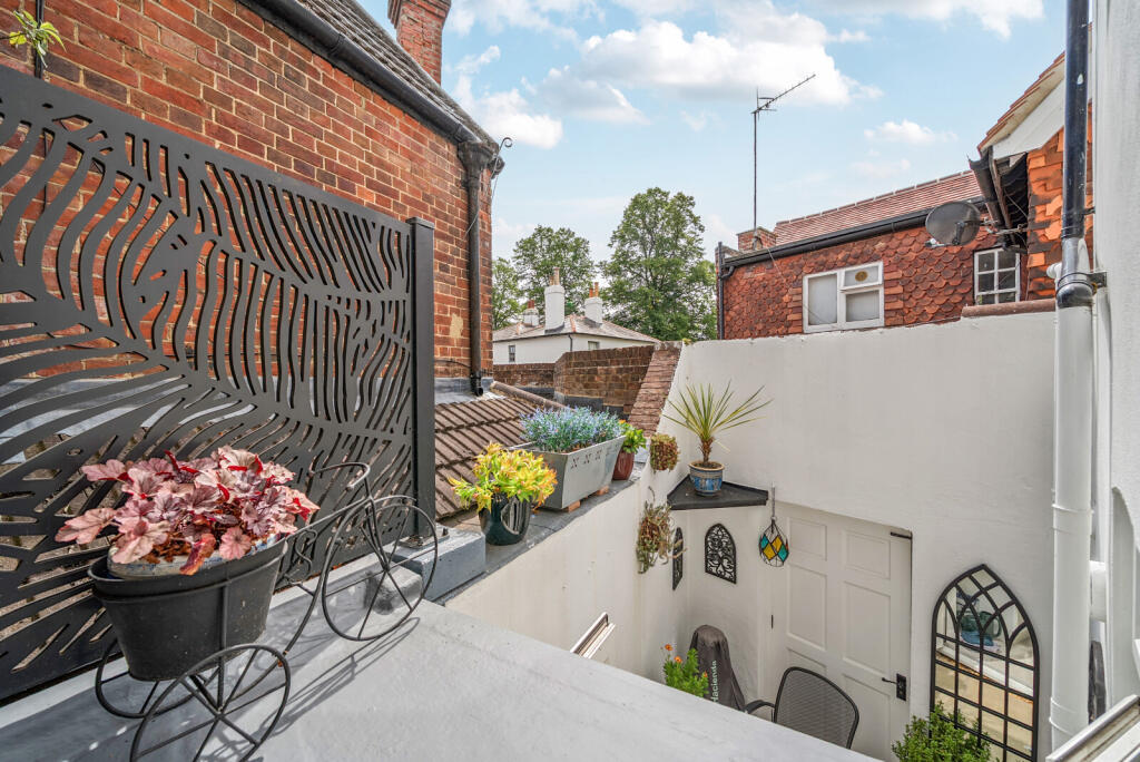 1335246-12-6895e7...