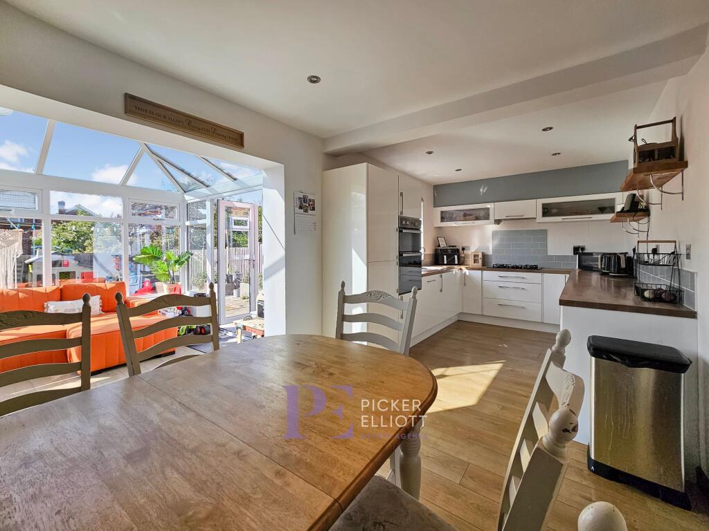 Kitchen dining room