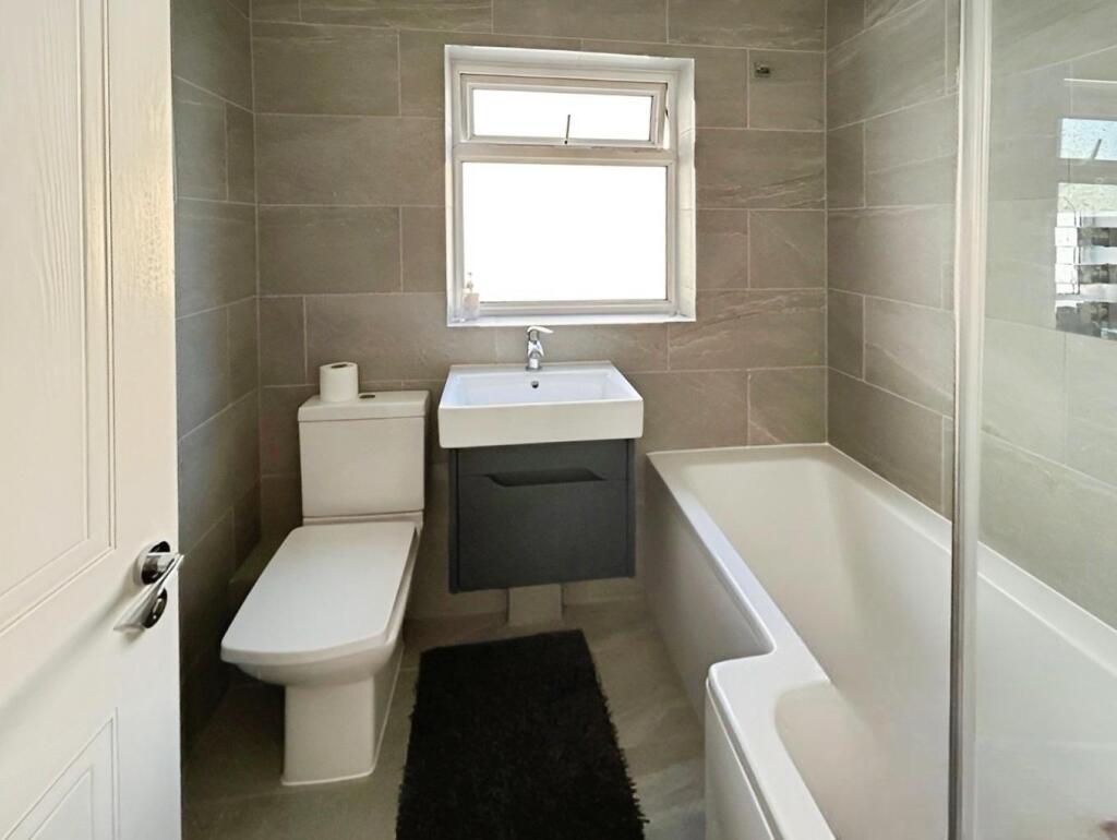 pbox-bathroom-320760.jpg
