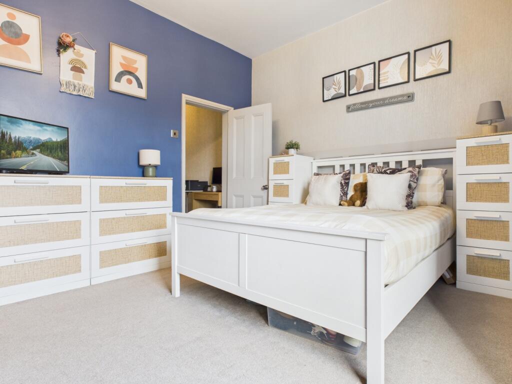 CAM03729G0-PR0161-STILL005