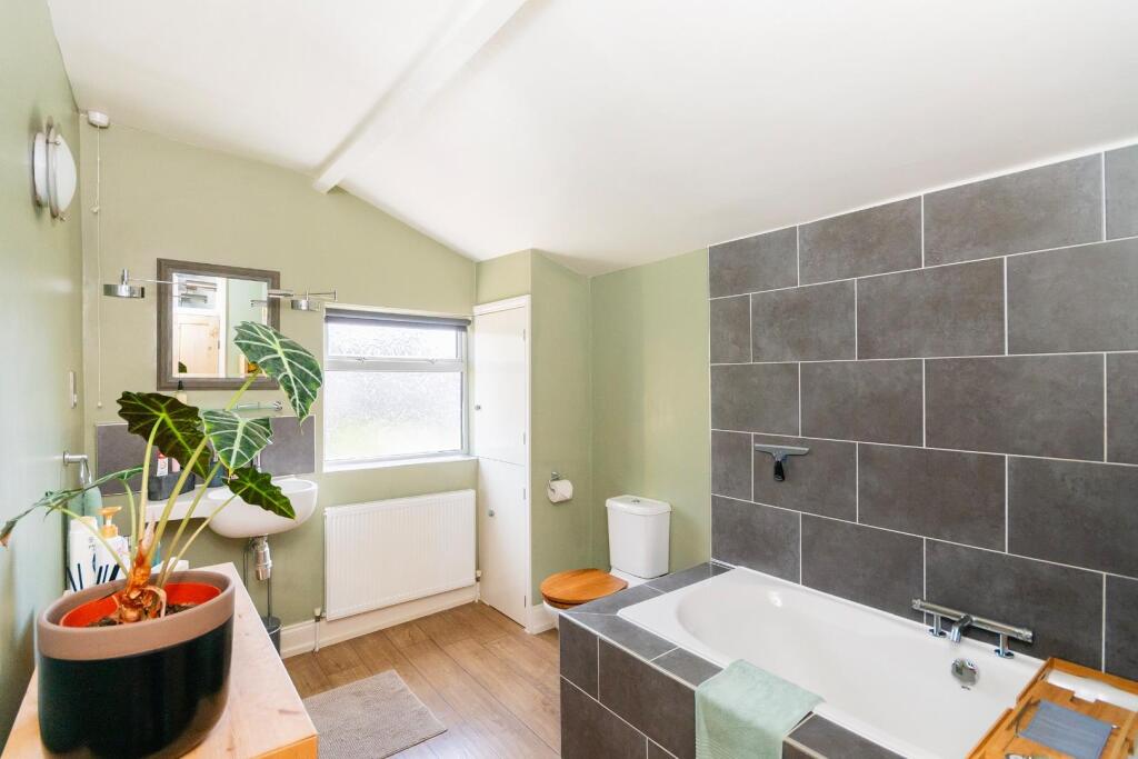 5GS5TN - Bathroom B.jpg