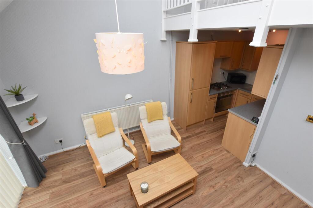 LOUNGE AREA