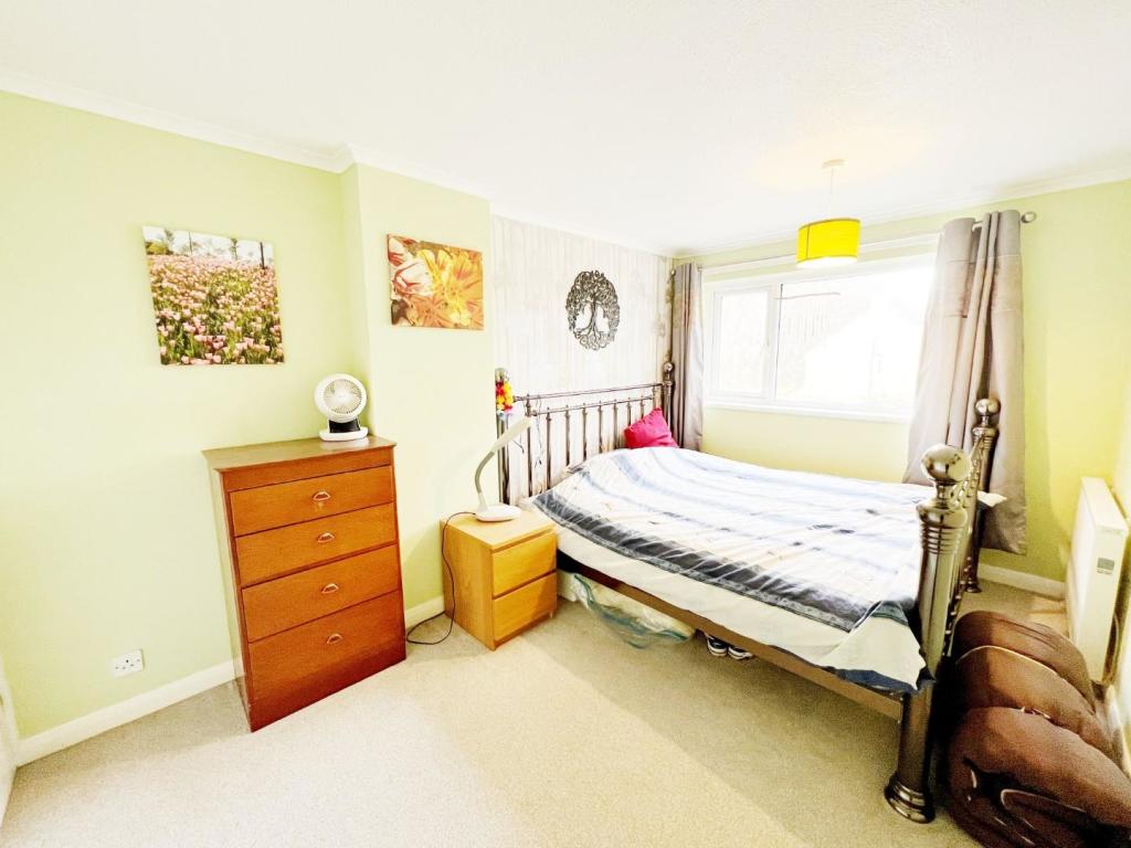 Bedroom 1 pic 1.jpg
