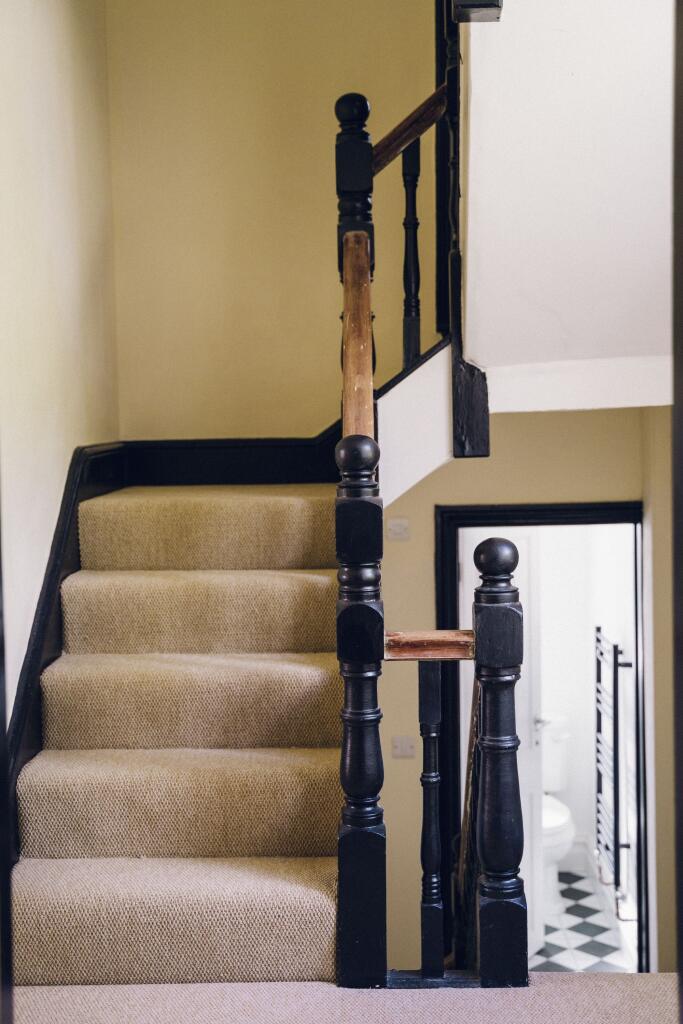 Cyntedd a Grisiau / Entrance and Stairwell