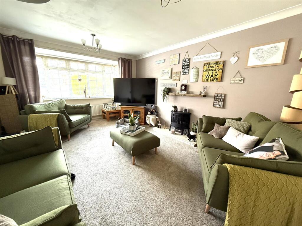 1 THORN CLOSE LOUNGE 3.jpeg