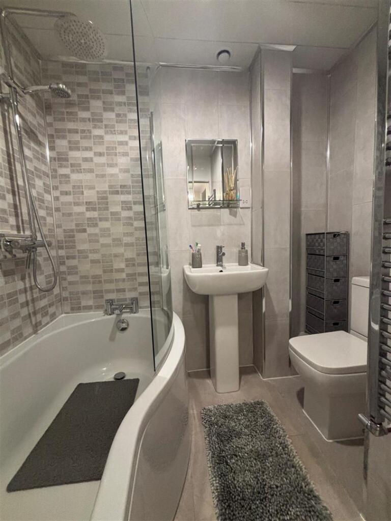 Bathroom hadrian.jpg