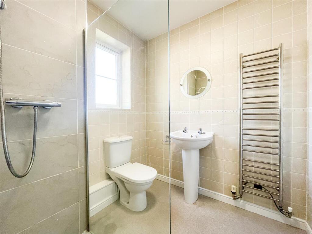 FAMILY SHOWER ROOM