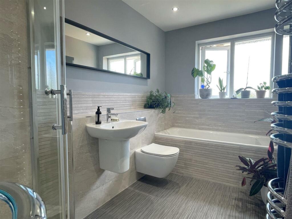Bathroom 1.JPG