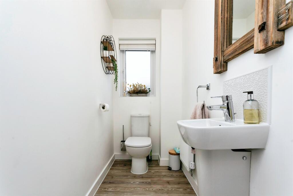 Cloakroom/wc