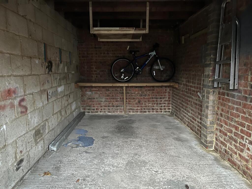 garage 01.jpg