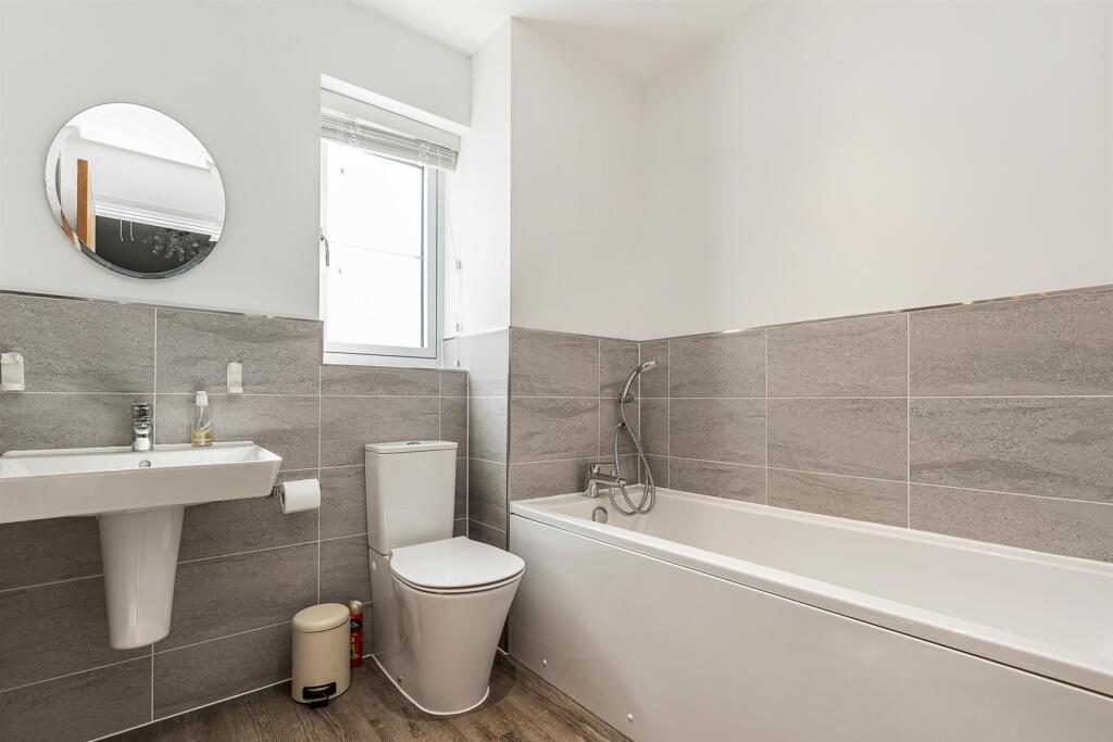 Family Bathroom 1.jpg