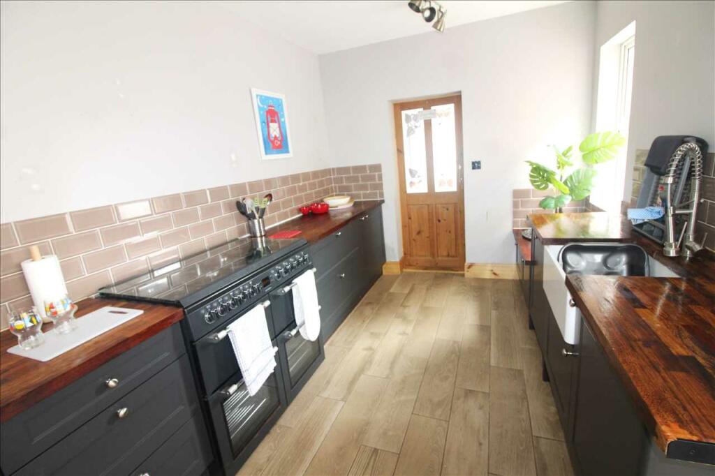 KITCHEN/BREAKFAST