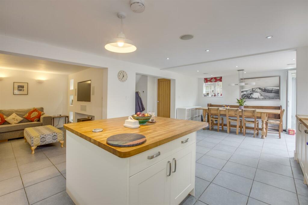 33 Hampden Road, HP13 6SZ-12.jpg