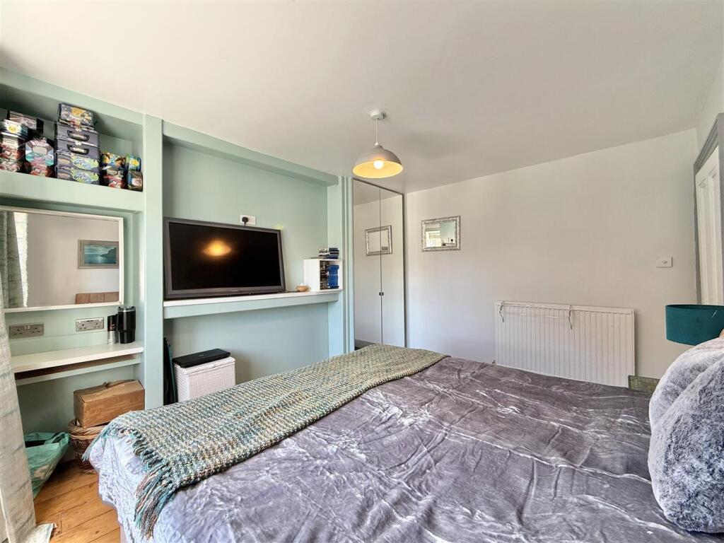 Coombe Bank Lodge - Bedroom  1.jpg