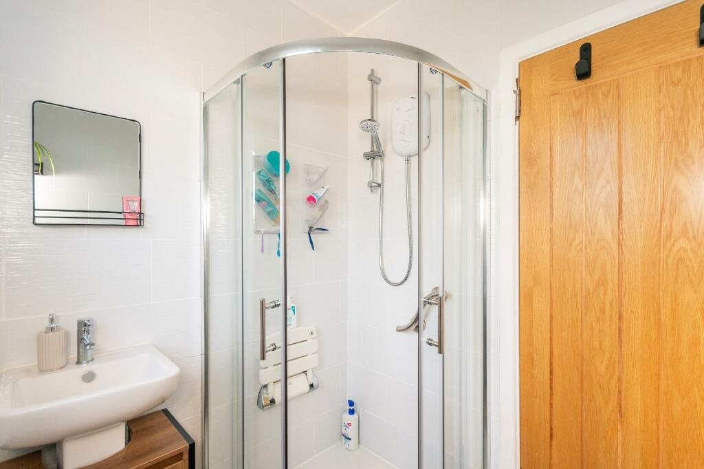 S7L6LBR - Bathroom A.jpg