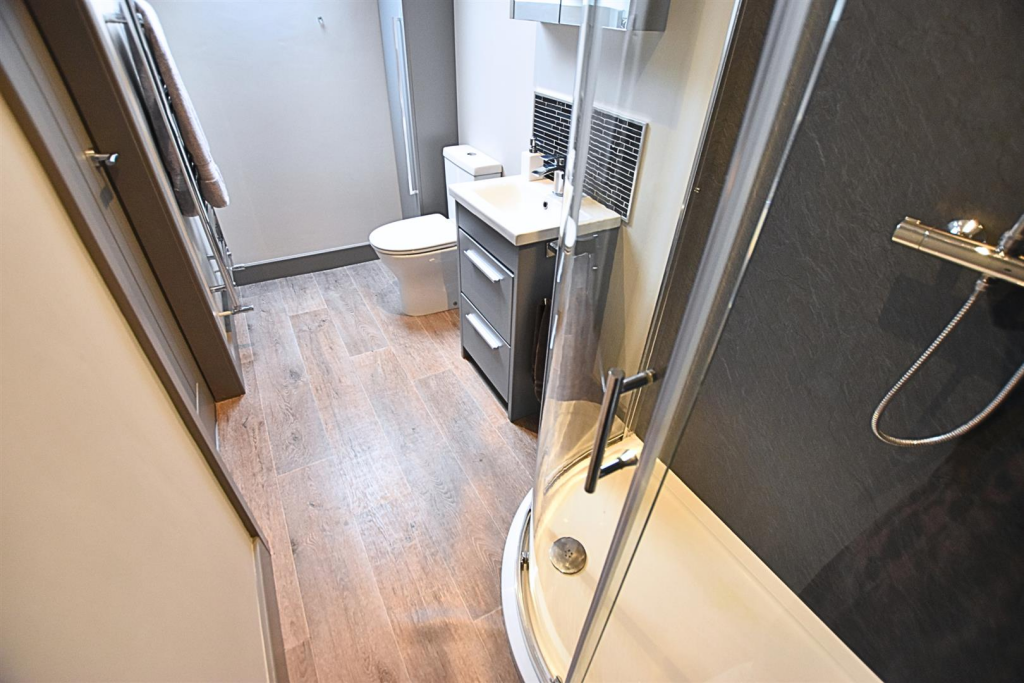EN SUITE SHOWER ROOM