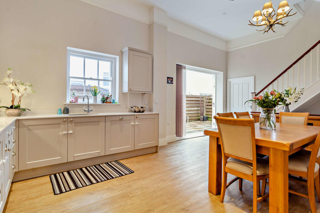 8548537-interior0...