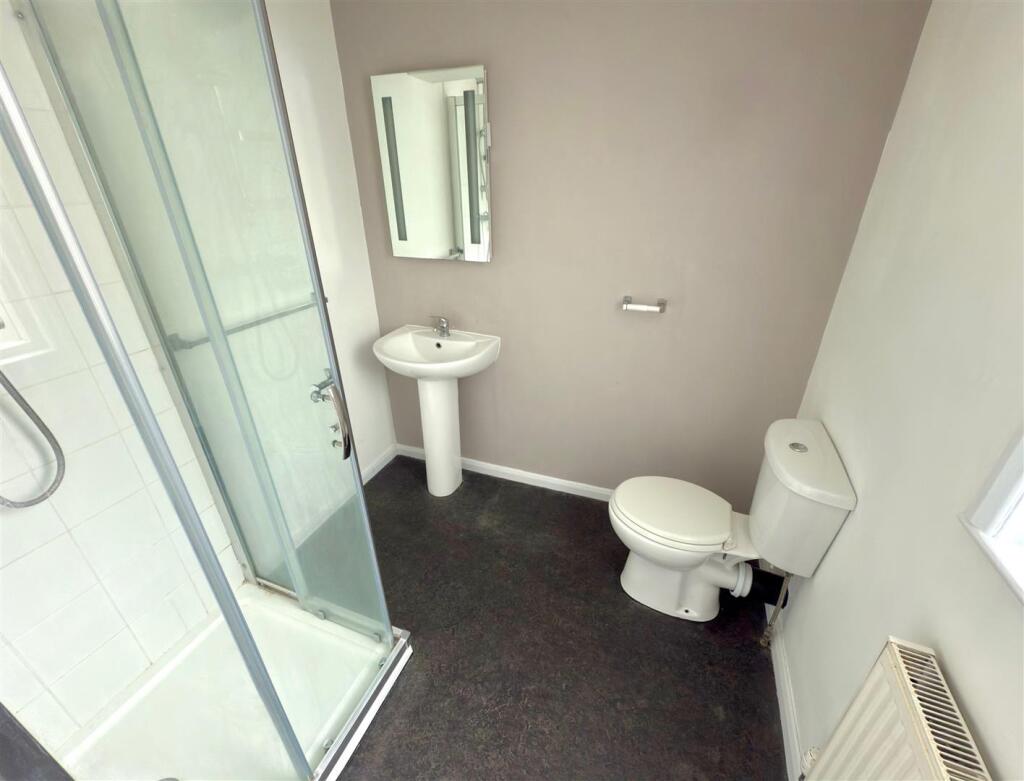 Bed 2 Bathroom.jpg
