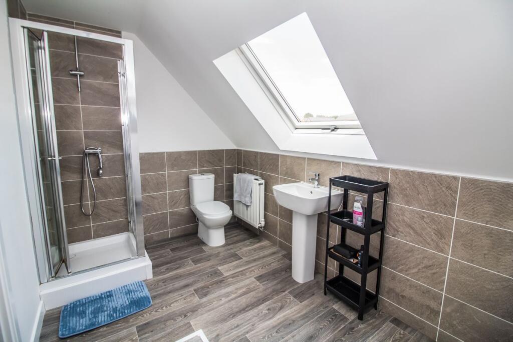En-suite Pic 2.