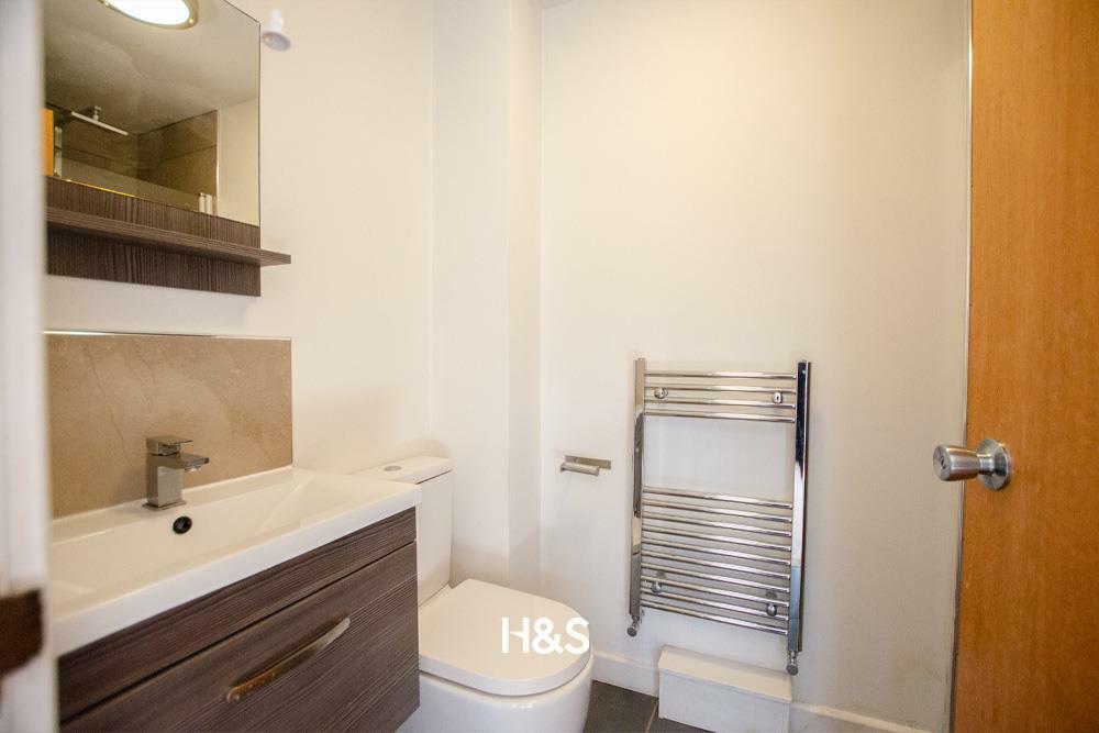 8 alderwood en suite.jpg