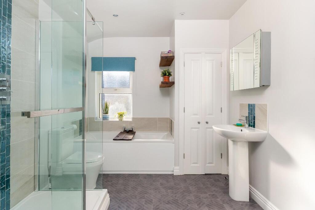 3B4RSV - Bathroom C.jpg