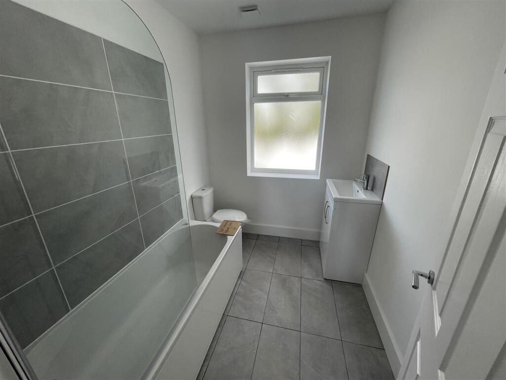 FAMILY BATHROOM