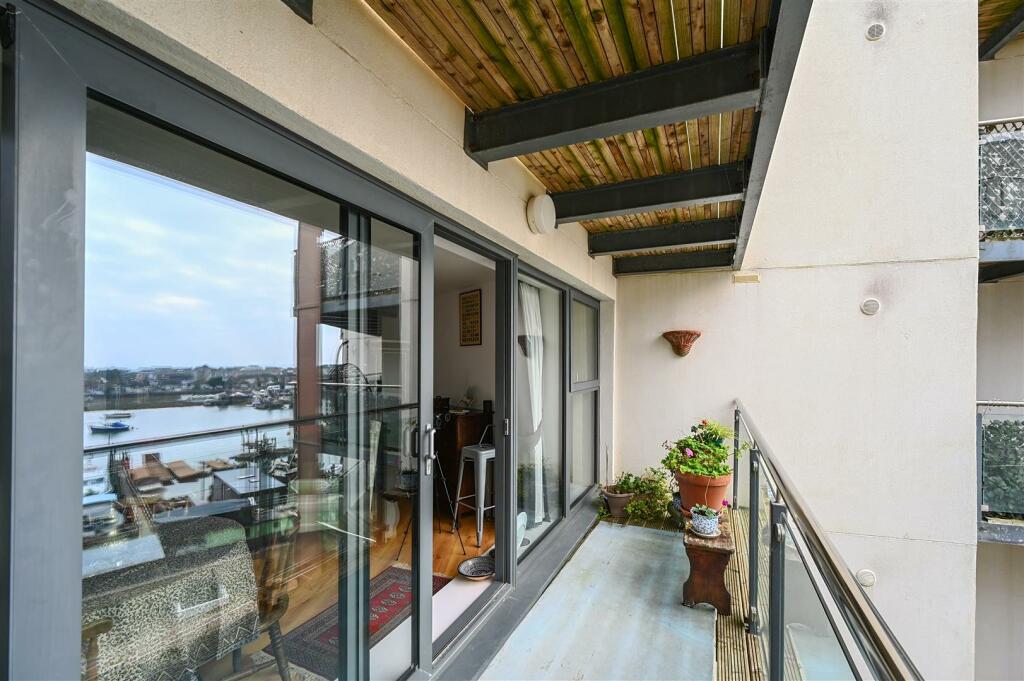 Flt 90, Mariner Point, Shoreham, BN43 (2).jpg