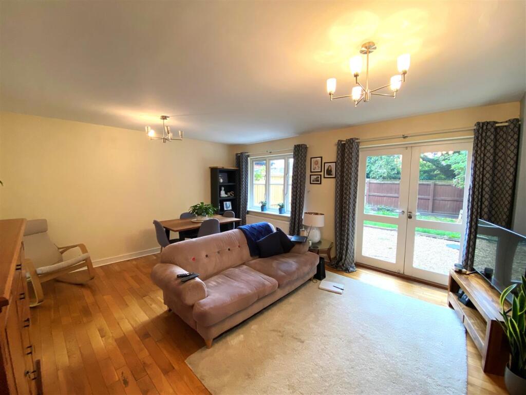 Living room..jpg