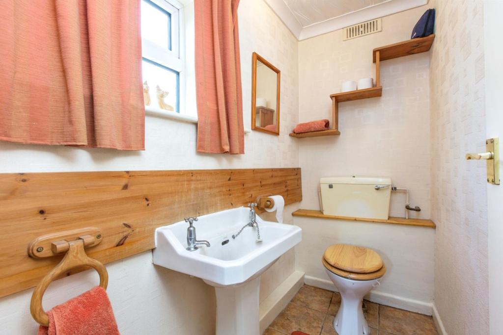 Downstairs Cloakroom
