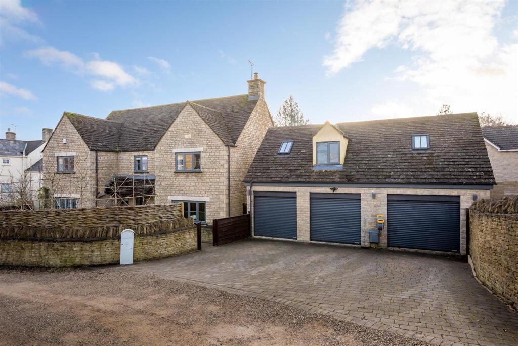 2 - 1 Holm Oaks - GL7 2RQ - Web.jpg