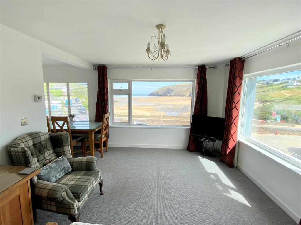 7 Riverside Court Lounge