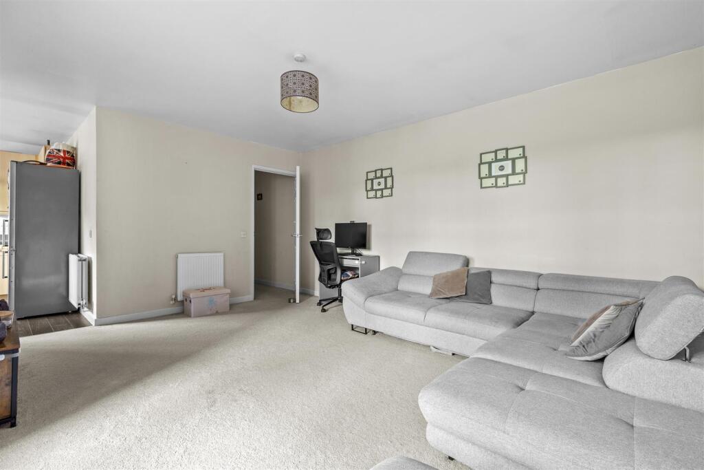 118 St Hughs Ave, HP13 7TZ-6.jpg