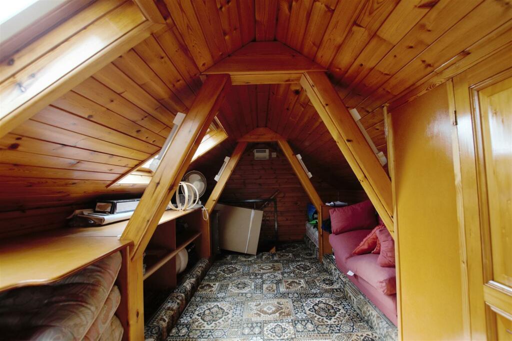 loft room..jpg
