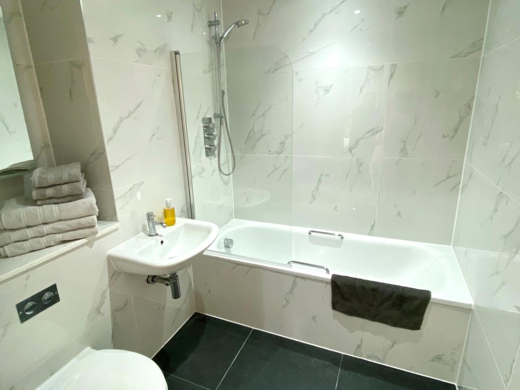 AC04 Main Bathroom