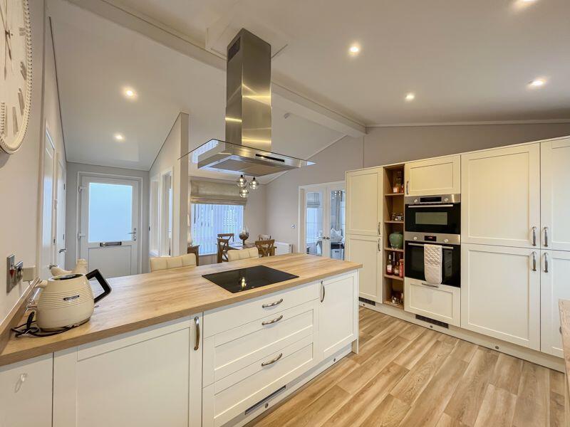 OPEN PLAN KITCHEN/DINING ROOM