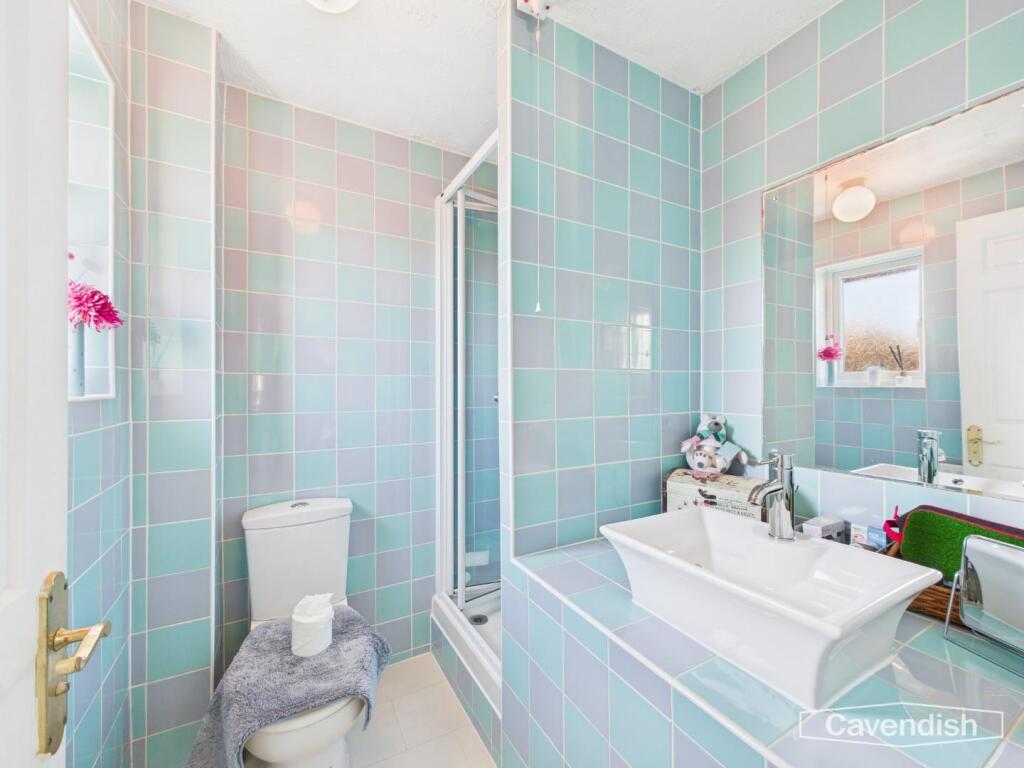 EN-SUITE SHOWER ROOM