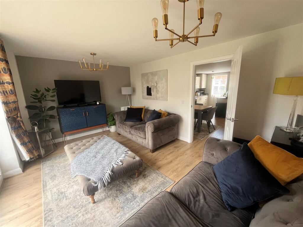 4. Lounge.jpg