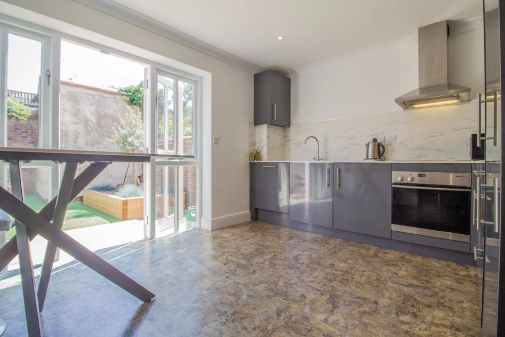 8 St. Edmundsbury Mews [Kitchen Breakfast Room] 01