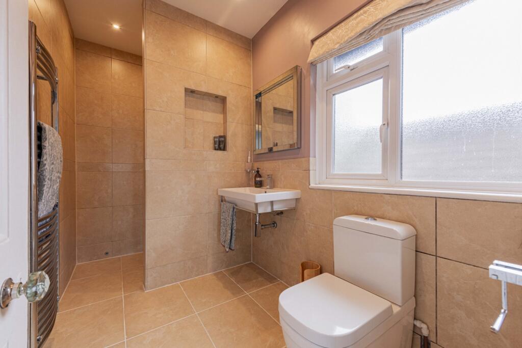 Ensuite to Bedroom 1