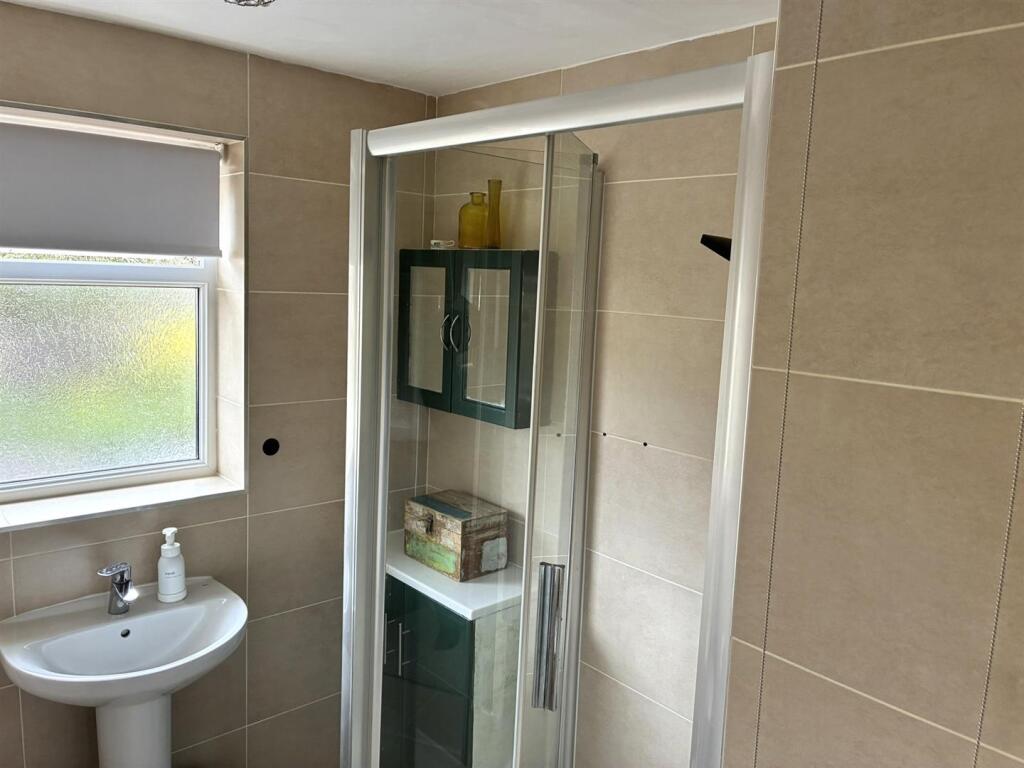 FAMILY SHOWER ROOM