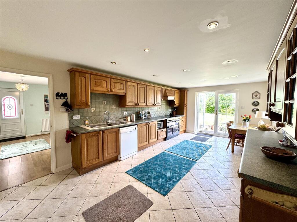 KITCHEN/BREAKFAST ROOM
