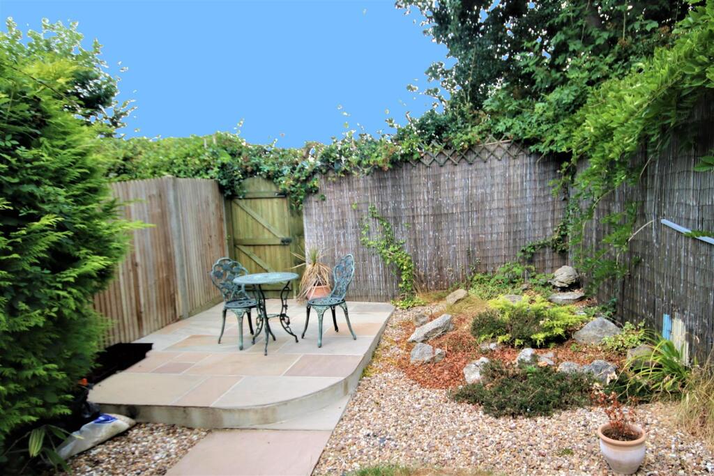 REAR GARDEN: PIC. 2