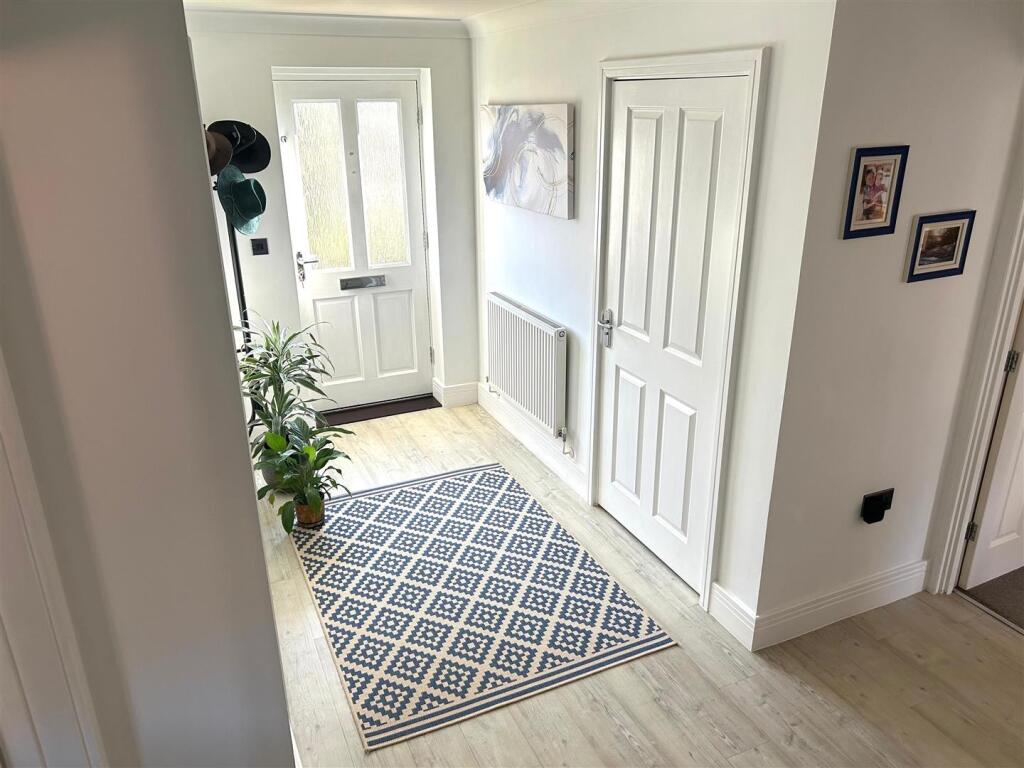 006 Entrance hall 2.jpg