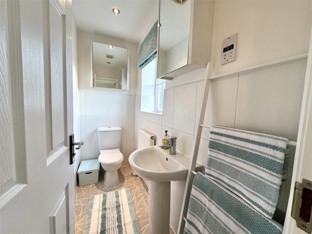 EN-SUITE SHOWER ROOM