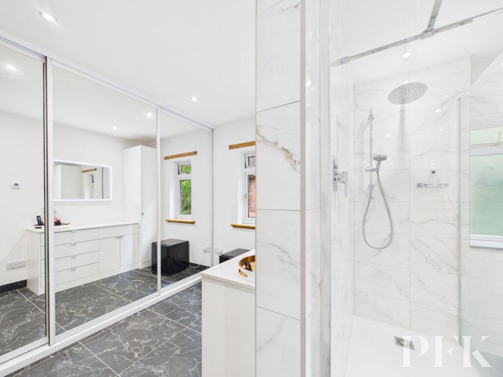 Dressing room / en-suite to principle suite