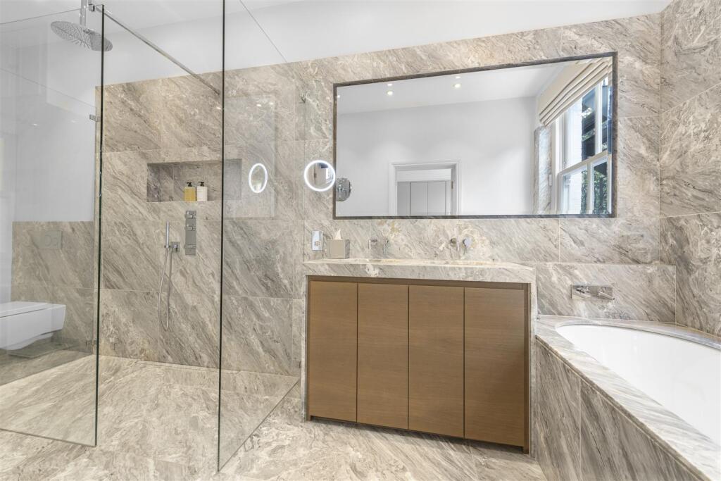 Int - Bath 1 - 1.JPG